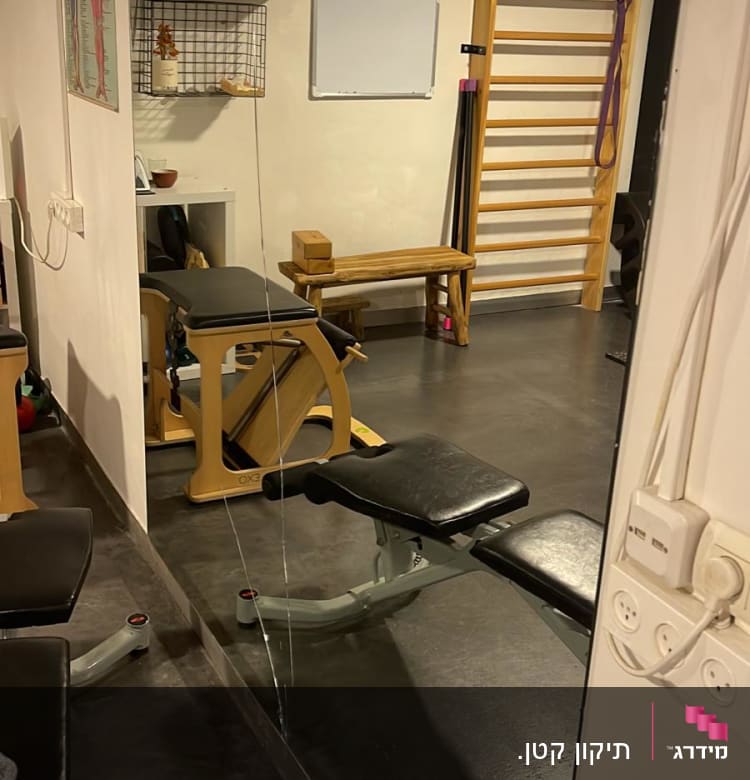 מראה סדוקה, שקעי חשמל, ציוד כושר